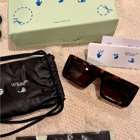 Brand NEW Off-White Eyewear
Arrows-motif tinted sunglasses - Picture 4 of 6